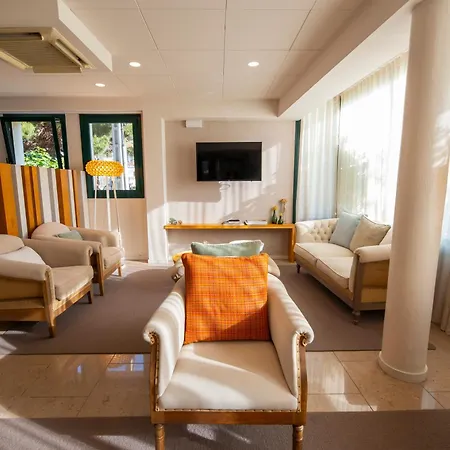 Tarongeta - Adults Only